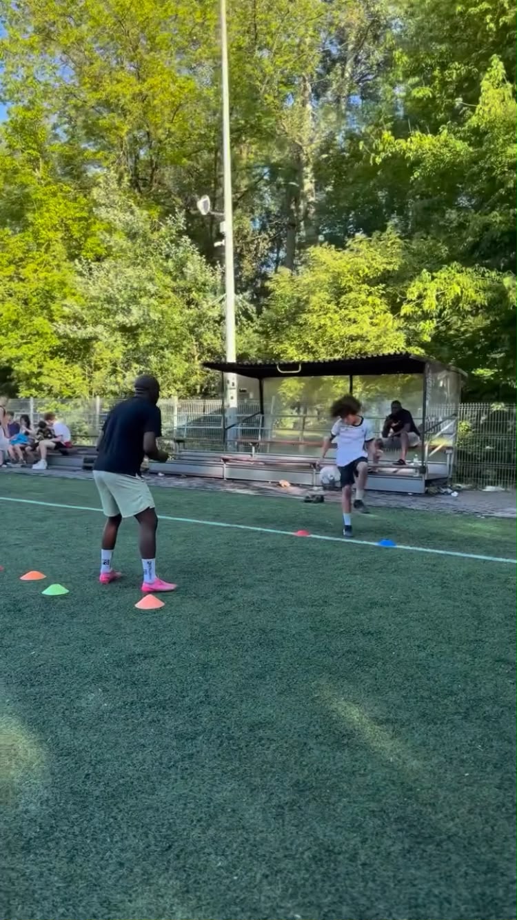 Entrenador dirigiendo una sesión individual de fútbol juvenil en Barcelona